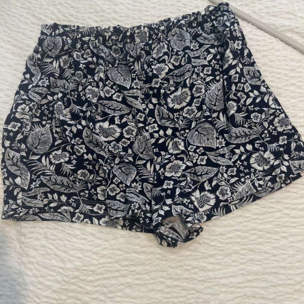 H&M blue and white floral shorts